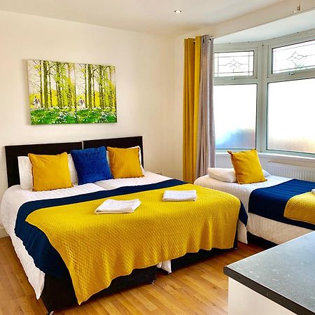 London Studio Apartments, Private Bathrooms And Parking Ίλφορντ Εξωτερικό φωτογραφία