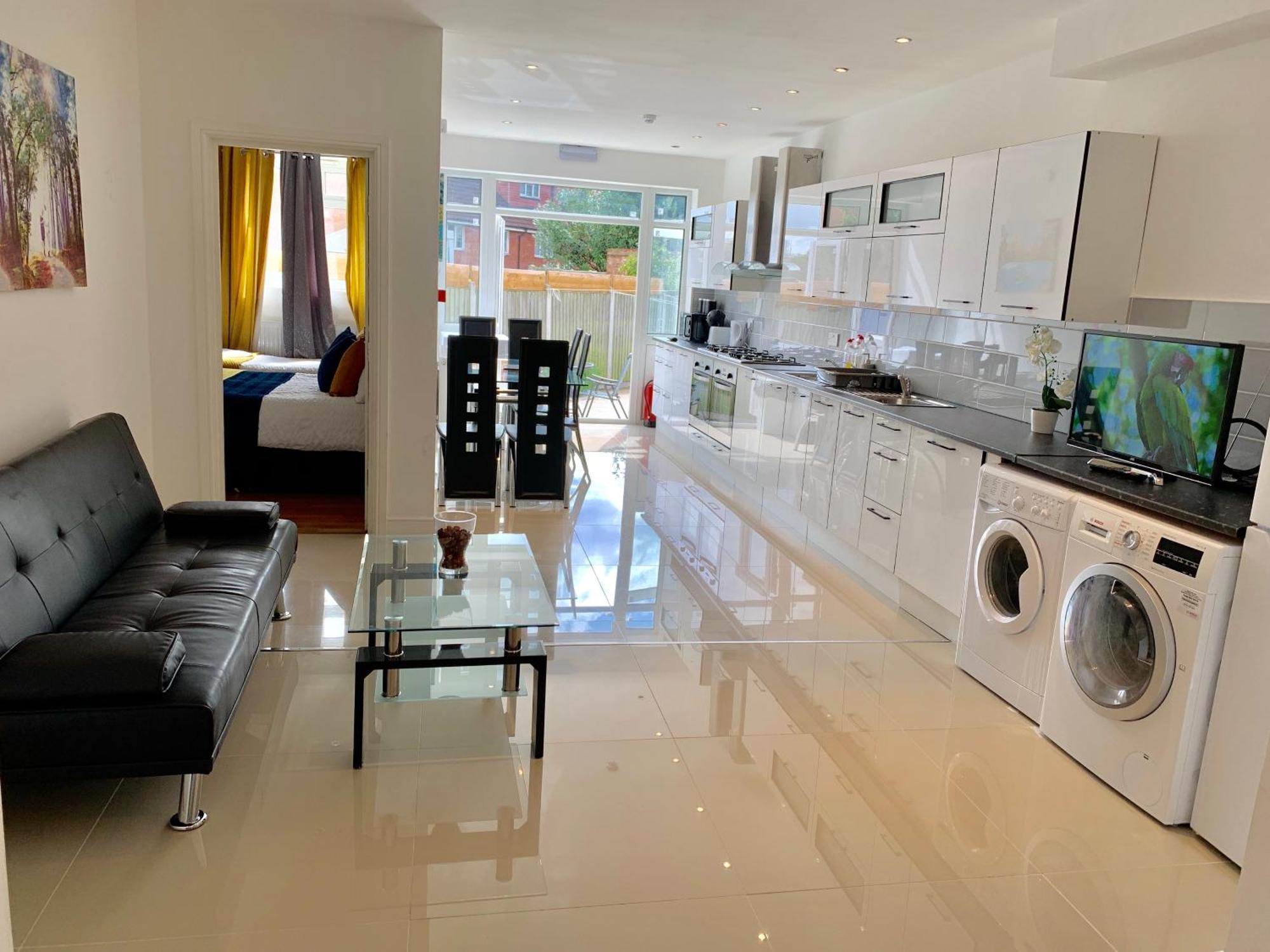 London Studio Apartments, Private Bathrooms And Parking Ίλφορντ Εξωτερικό φωτογραφία