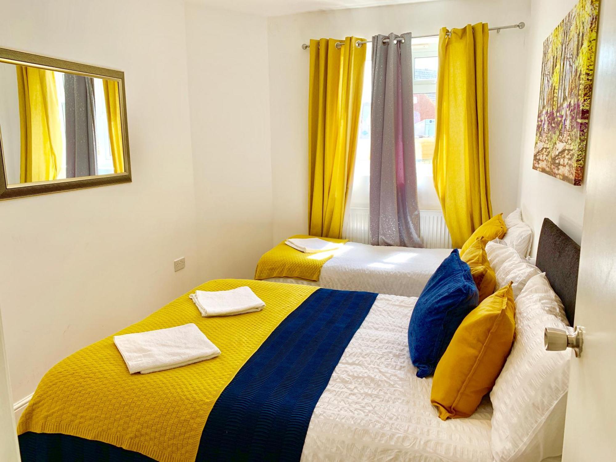 London Studio Apartments, Private Bathrooms And Parking Ίλφορντ Εξωτερικό φωτογραφία