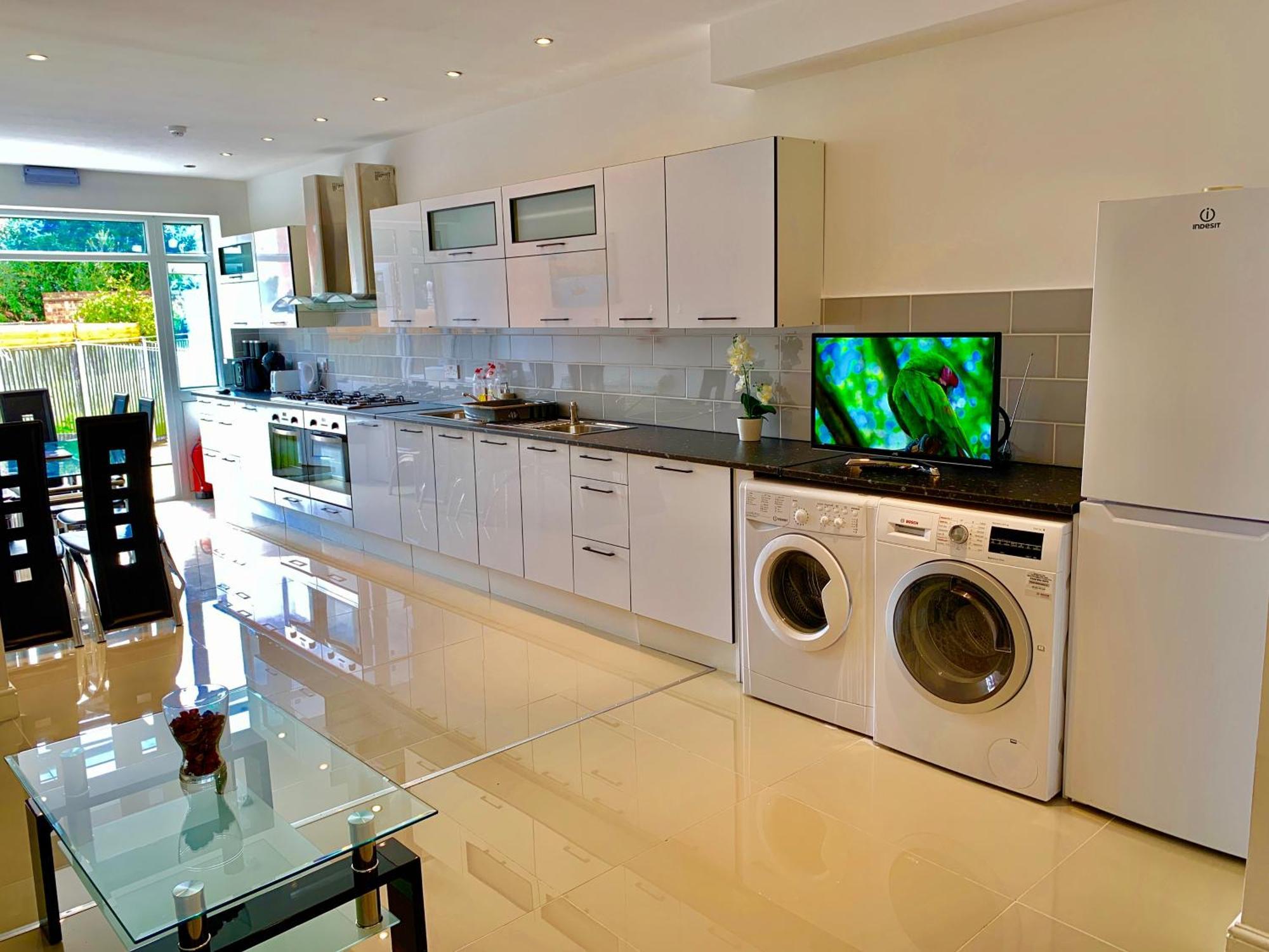 London Studio Apartments, Private Bathrooms And Parking Ίλφορντ Εξωτερικό φωτογραφία