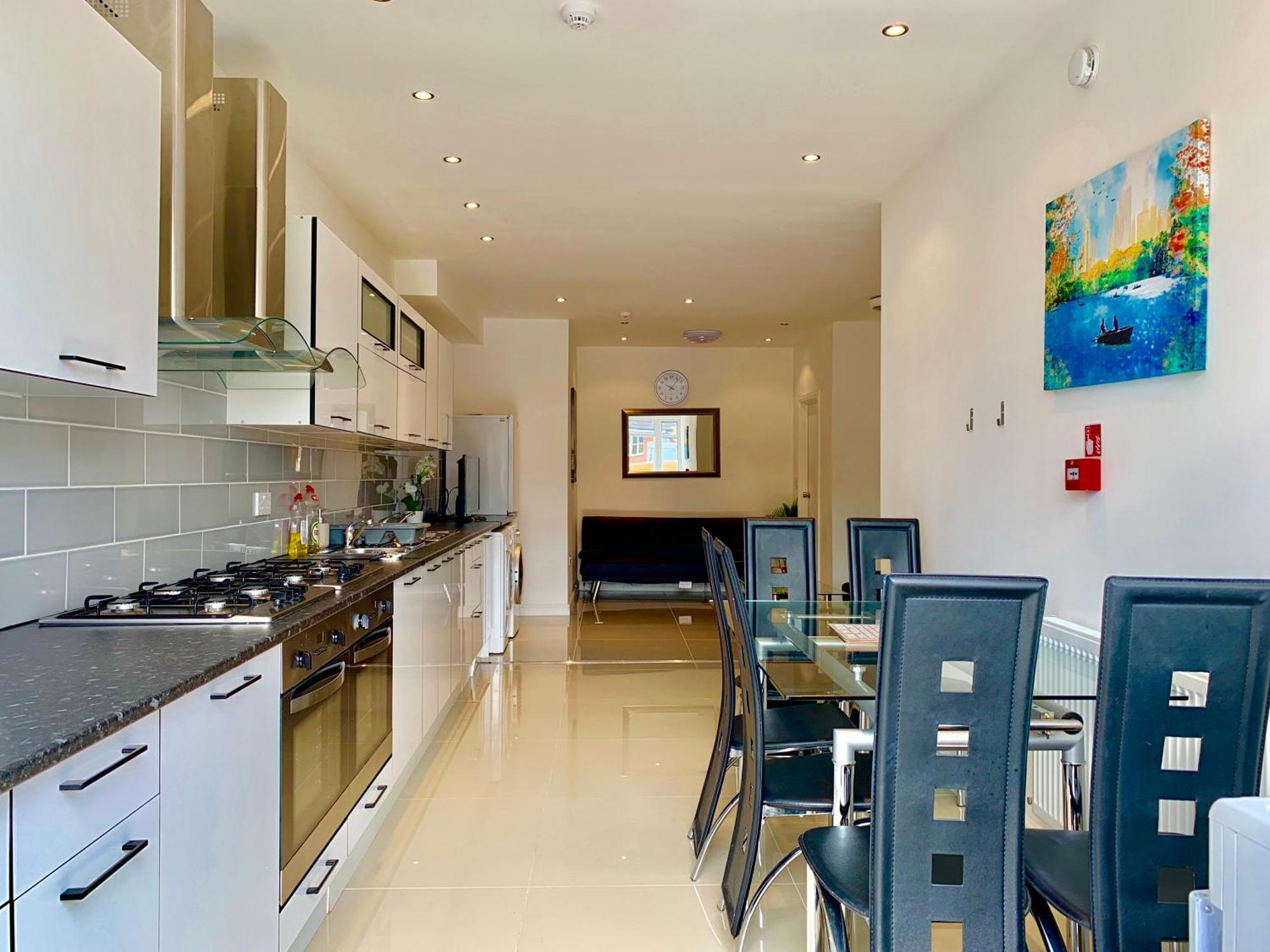 London Studio Apartments, Private Bathrooms And Parking Ίλφορντ Εξωτερικό φωτογραφία