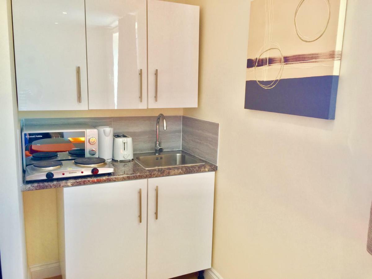 London Studio Apartments, Private Bathrooms And Parking Ίλφορντ Εξωτερικό φωτογραφία