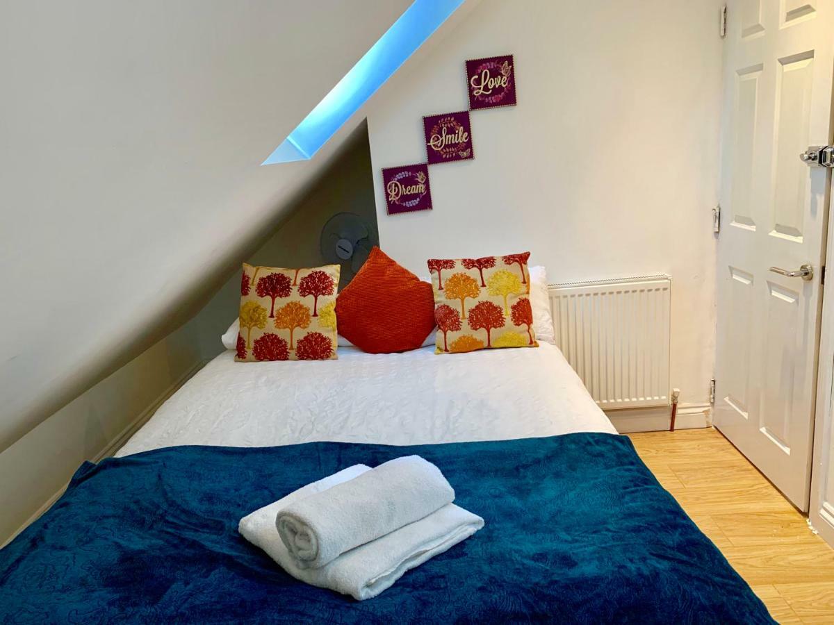 London Studio Apartments, Private Bathrooms And Parking Ίλφορντ Εξωτερικό φωτογραφία