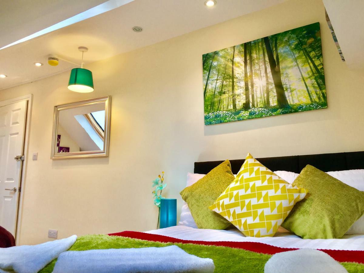 London Studio Apartments, Private Bathrooms And Parking Ίλφορντ Εξωτερικό φωτογραφία