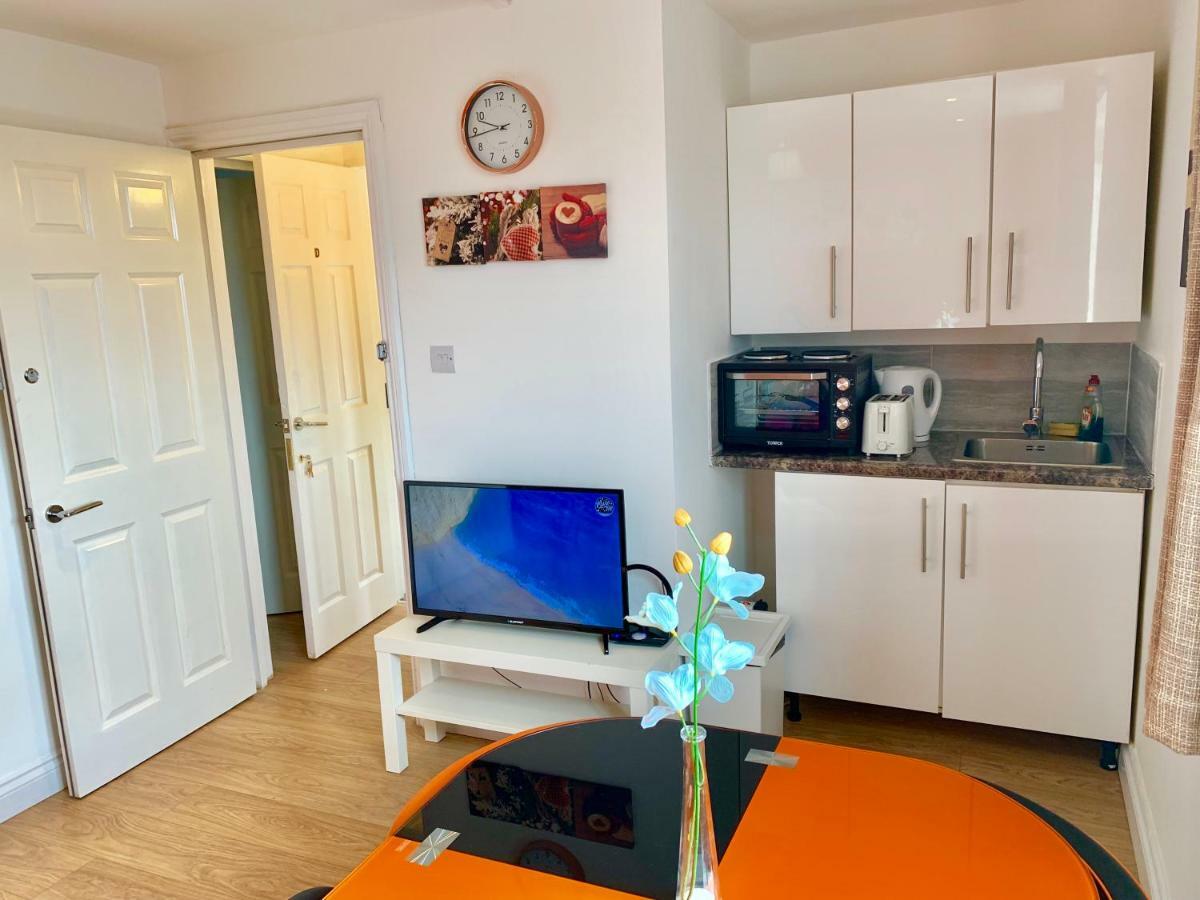 London Studio Apartments, Private Bathrooms And Parking Ίλφορντ Εξωτερικό φωτογραφία