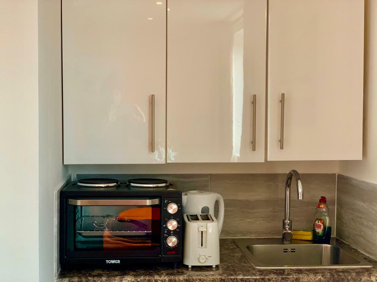 London Studio Apartments, Private Bathrooms And Parking Ίλφορντ Εξωτερικό φωτογραφία