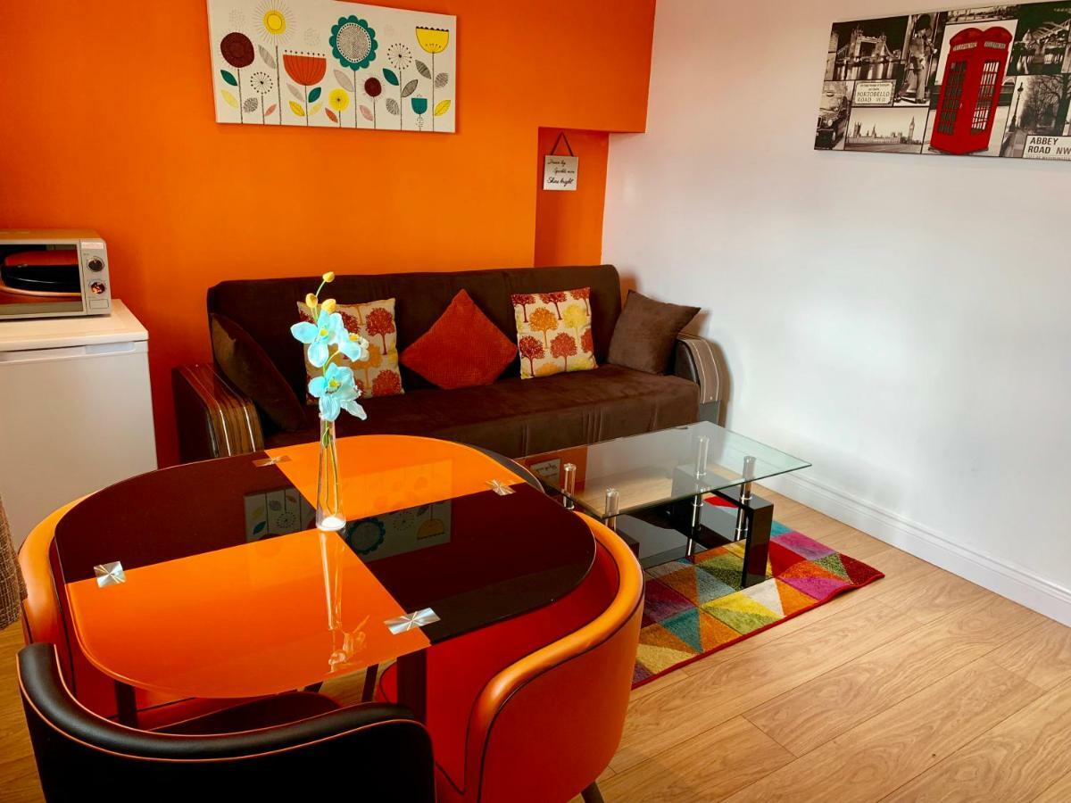 London Studio Apartments, Private Bathrooms And Parking Ίλφορντ Εξωτερικό φωτογραφία