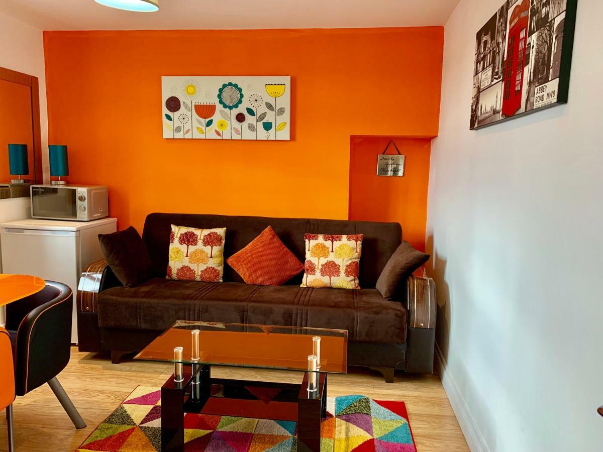 London Studio Apartments, Private Bathrooms And Parking Ίλφορντ Εξωτερικό φωτογραφία