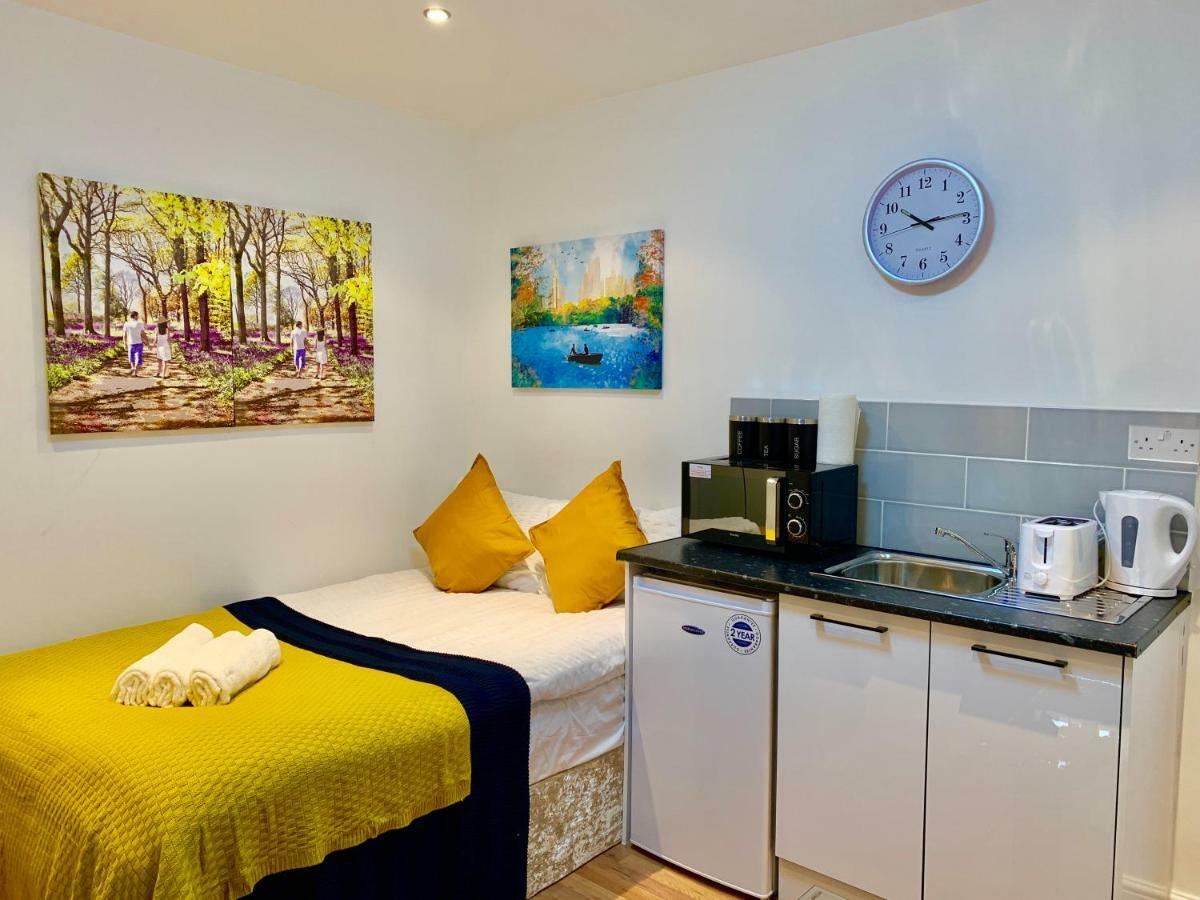London Studio Apartments, Private Bathrooms And Parking Ίλφορντ Εξωτερικό φωτογραφία