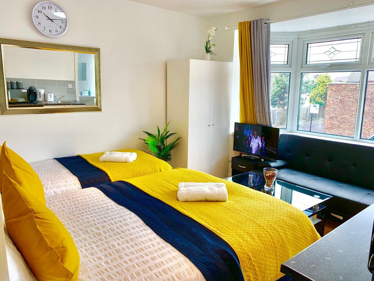 London Studio Apartments, Private Bathrooms And Parking Ίλφορντ Εξωτερικό φωτογραφία