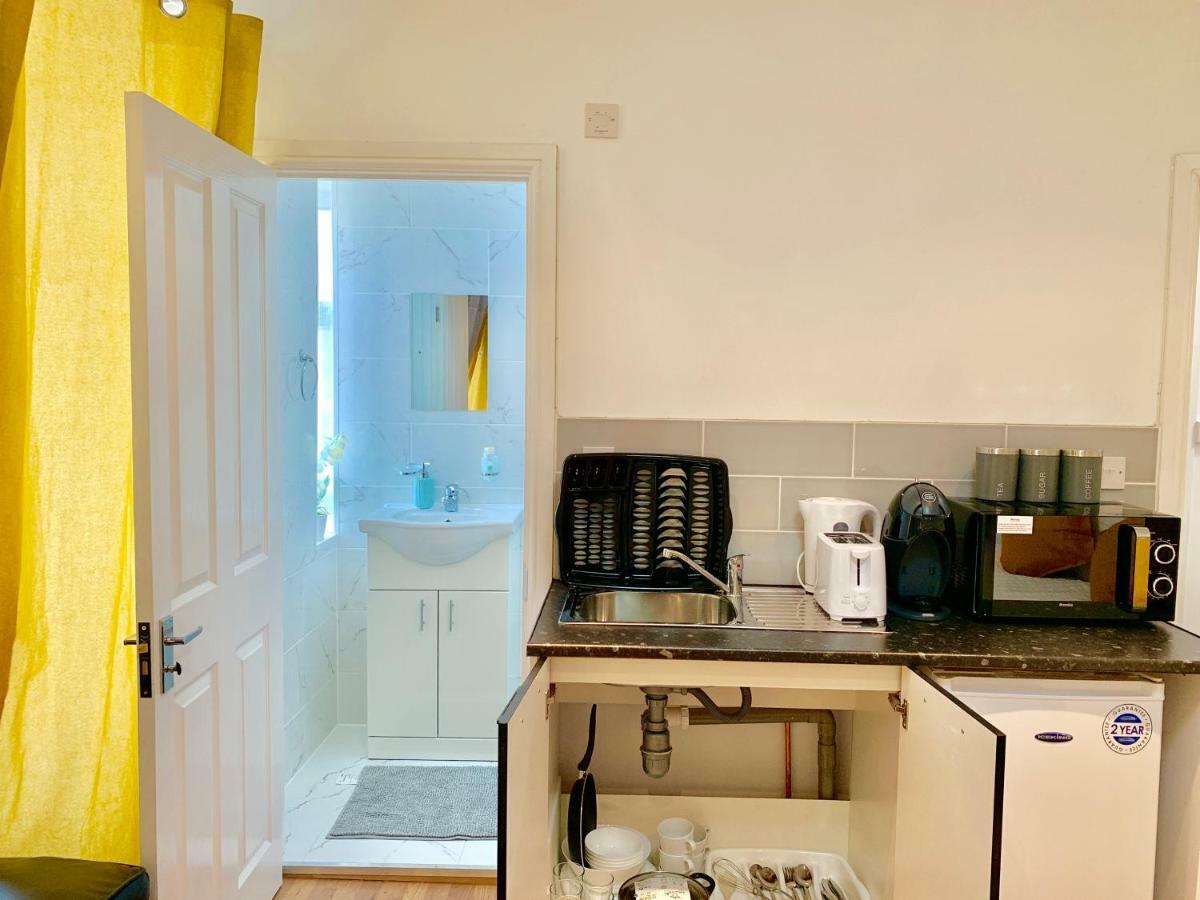 London Studio Apartments, Private Bathrooms And Parking Ίλφορντ Εξωτερικό φωτογραφία
