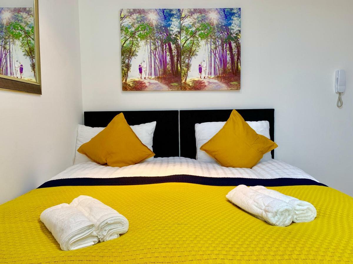 London Studio Apartments, Private Bathrooms And Parking Ίλφορντ Εξωτερικό φωτογραφία