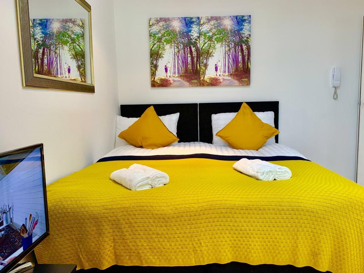 London Studio Apartments, Private Bathrooms And Parking Ίλφορντ Εξωτερικό φωτογραφία