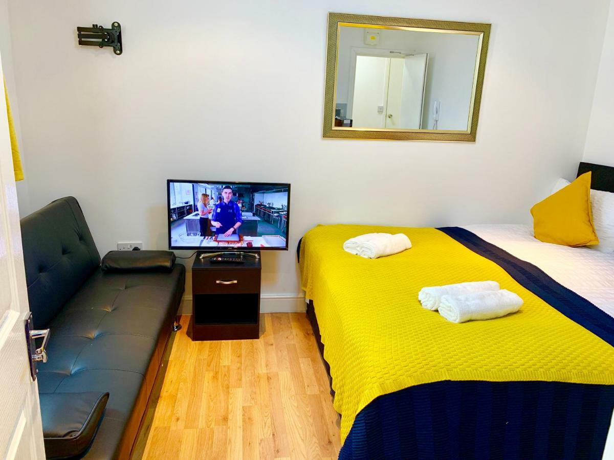 London Studio Apartments, Private Bathrooms And Parking Ίλφορντ Εξωτερικό φωτογραφία
