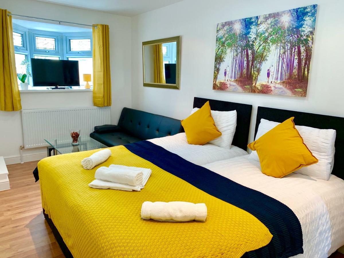 London Studio Apartments, Private Bathrooms And Parking Ίλφορντ Εξωτερικό φωτογραφία