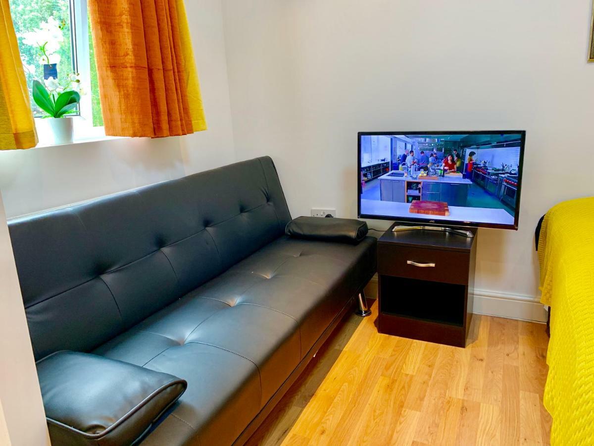London Studio Apartments, Private Bathrooms And Parking Ίλφορντ Εξωτερικό φωτογραφία