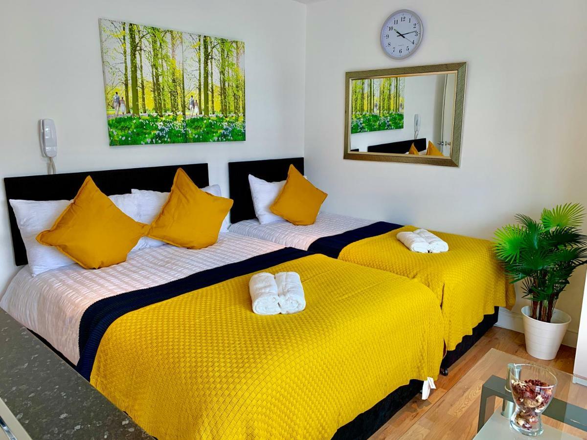 London Studio Apartments, Private Bathrooms And Parking Ίλφορντ Εξωτερικό φωτογραφία