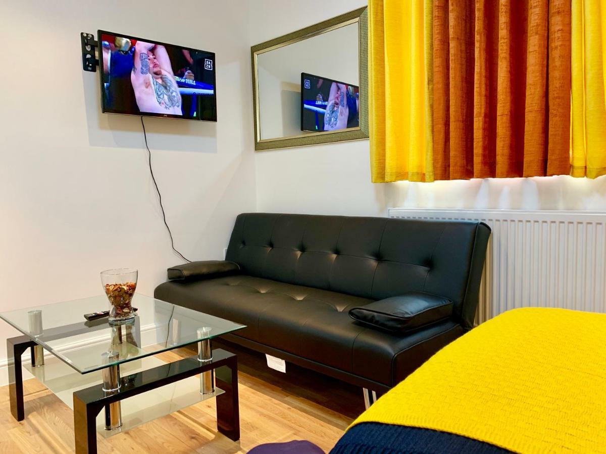 London Studio Apartments, Private Bathrooms And Parking Ίλφορντ Εξωτερικό φωτογραφία