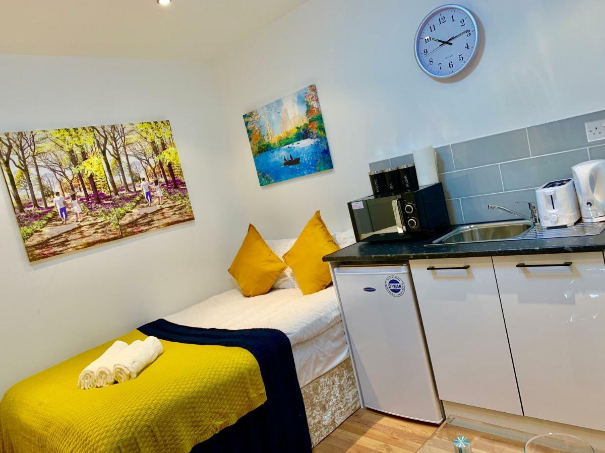 London Studio Apartments, Private Bathrooms And Parking Ίλφορντ Εξωτερικό φωτογραφία