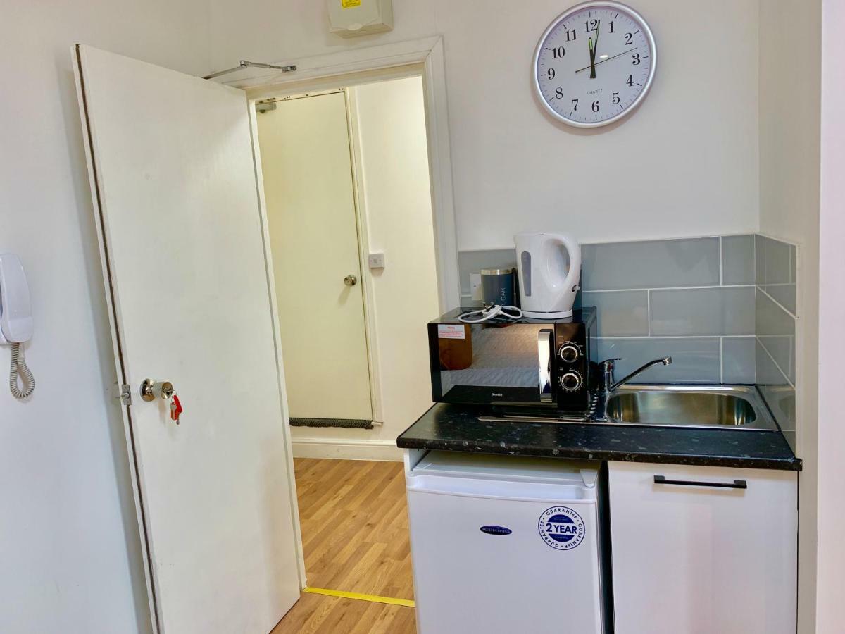 London Studio Apartments, Private Bathrooms And Parking Ίλφορντ Εξωτερικό φωτογραφία