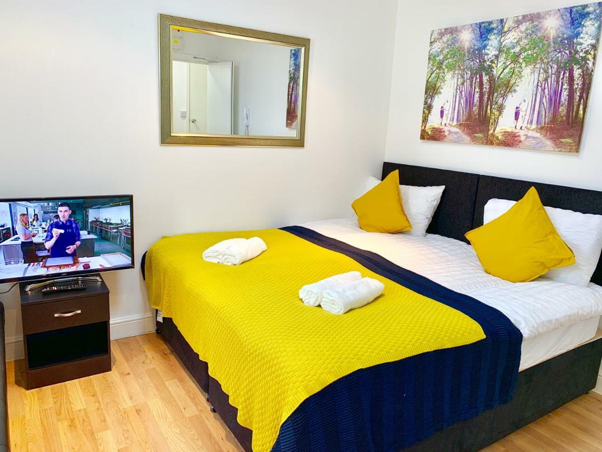 London Studio Apartments, Private Bathrooms And Parking Ίλφορντ Εξωτερικό φωτογραφία