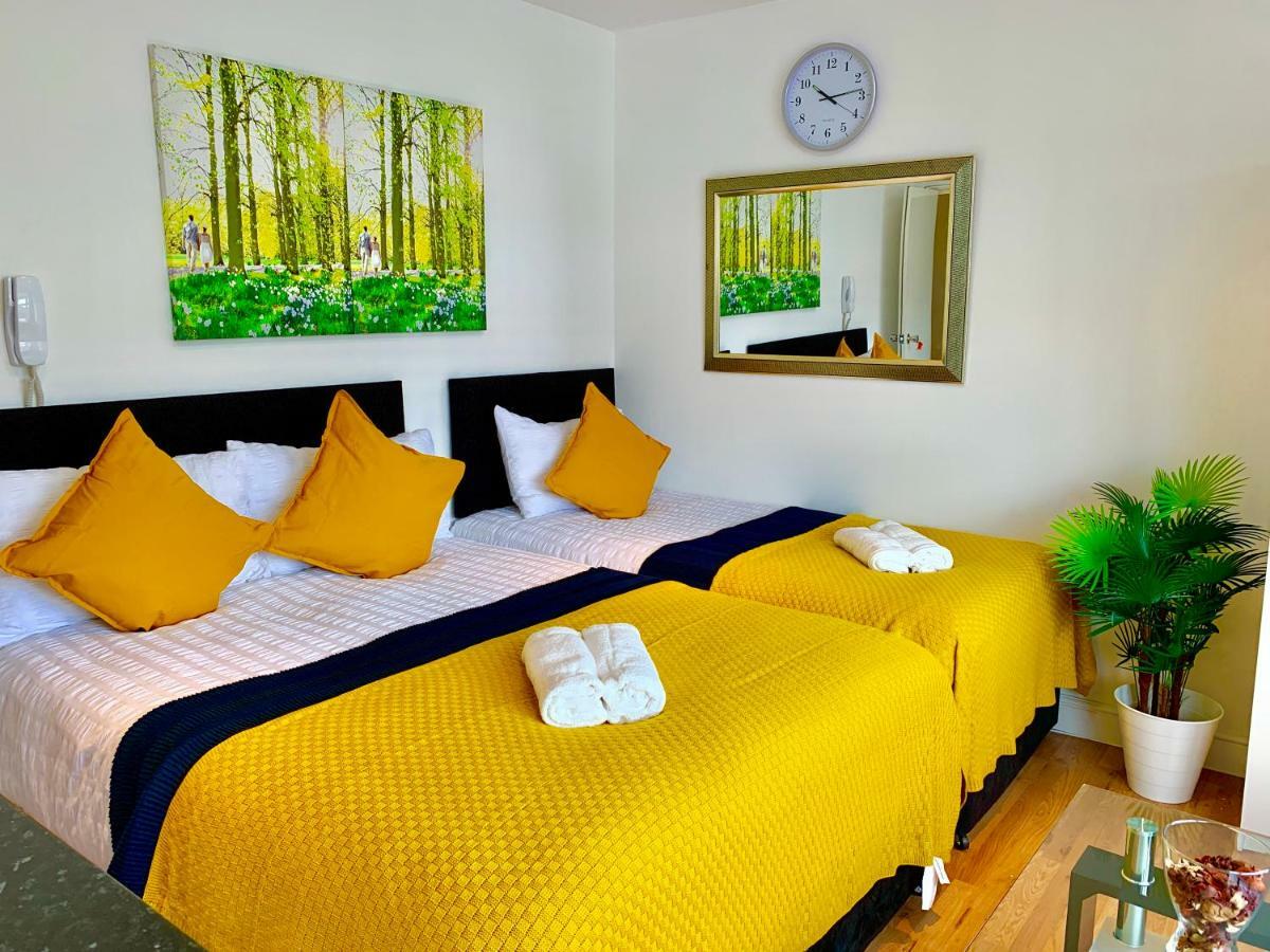 London Studio Apartments, Private Bathrooms And Parking Ίλφορντ Εξωτερικό φωτογραφία