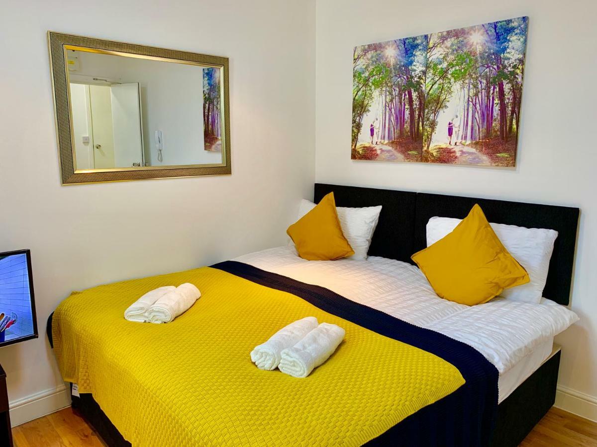 London Studio Apartments, Private Bathrooms And Parking Ίλφορντ Εξωτερικό φωτογραφία