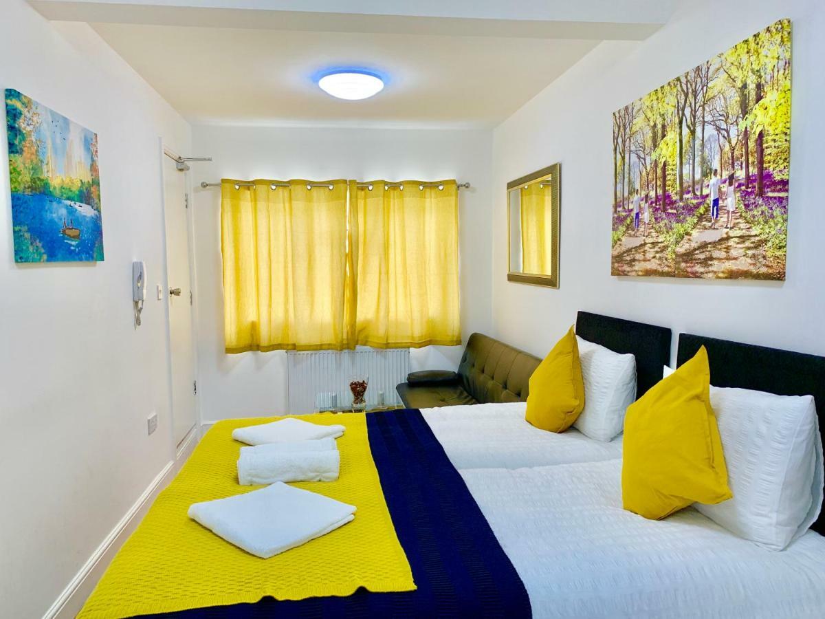 London Studio Apartments, Private Bathrooms And Parking Ίλφορντ Εξωτερικό φωτογραφία