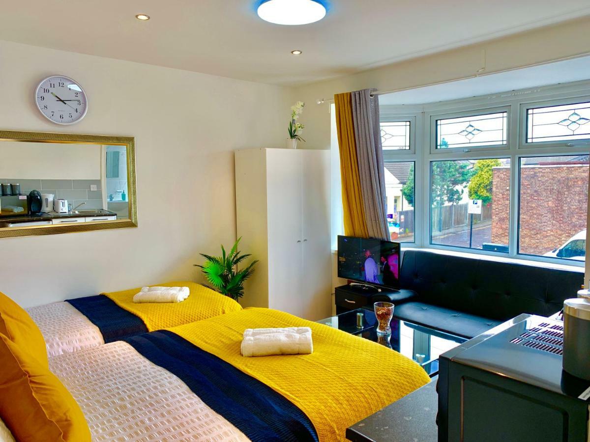 London Studio Apartments, Private Bathrooms And Parking Ίλφορντ Εξωτερικό φωτογραφία
