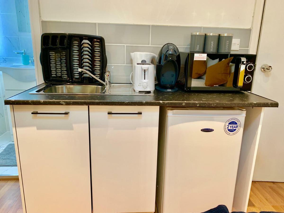 London Studio Apartments, Private Bathrooms And Parking Ίλφορντ Εξωτερικό φωτογραφία